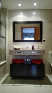 サロウにあるrosa sensatのバスルーム(洗面台、鏡付)