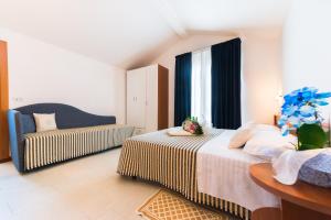Postel nebo postele na pokoji v ubytování Hotel Lem-Casadei + 37 fotografií