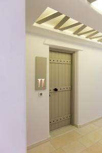 pasillo con puerta de garaje y techo en Glykeria, en Agia Anna de Naxos