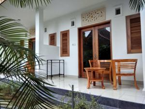 Balkón nebo terasa v ubytování Batik Sekar Bali Guest House
