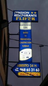 Et logo, certifikat, skilt eller en pris der bliver vist frem på Pensión Flipper