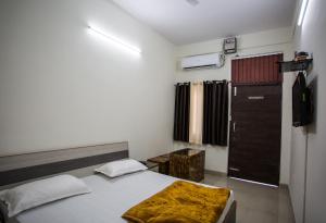 Hotel Shiv Kripa客房内的一张或多张床位