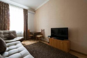 TV a/nebo společenská místnost v ubytování Nadezhda Apartments on Jeltoksan 103