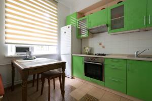 Kuchyň nebo kuchyňský kout v ubytování Nadezhda Apartments on Jeltoksan 103