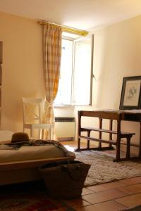 een slaapkamer met een bed en een raam bij Mas de la Gonnette in Venasque
