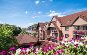 una fila de casas con flores en primer plano en Hotel am Kurpark, en Bad Hersfeld