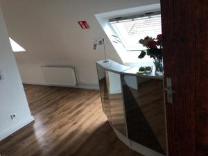 Zimmer mit einem Schreibtisch und einer Vase aus Blumen in der Unterkunft Studiotel Belle Etage in Düsseldorf