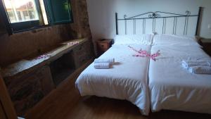 A bed or beds in a room at Hosteria Calixtino
