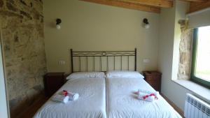 A bed or beds in a room at Hosteria Calixtino