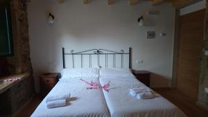A bed or beds in a room at Hosteria Calixtino