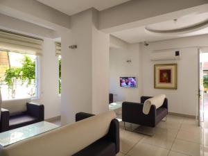 a living room with couches and a table at Hotel Kleopatra in Alanya