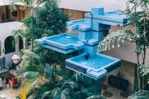 una vista aerea di una fontana blu in un cortile di Grand Muthu Forte Da Oura ad Albufeira Altre 82 foto