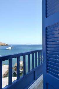 einen blauen Balkon mit Meerblick in der Unterkunft Paradissos Hotel in Pera Gyalos