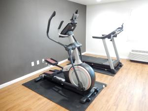Fitness centrum a/nebo fitness zařízení v ubytování Studio 6-Plano, TX