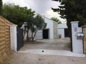 an empty driveway with a gate and a building at Clos Des Plages Maison De Vacances in La Ciotat