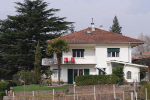 une maison blanche avec une clôture devant elle dans l'établissement Torilan, à Terlano