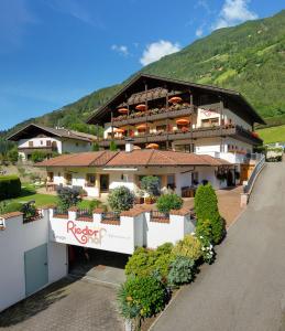 Nespecifikovaný výhled na hory nebo výhled na hory při pohledu z aparthotelu