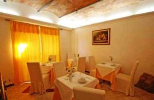 une salle à manger avec deux tables et des chaises dans l'établissement Saturnia Residence, à Poggio Murella