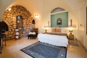 Postel nebo postele na pokoji v ubytování Artists' Colony Inn Zefat + 37 fotografií