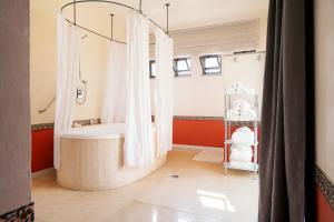 bagno con vasca e tenda doccia di Artists' Colony Inn Zefat a Safed