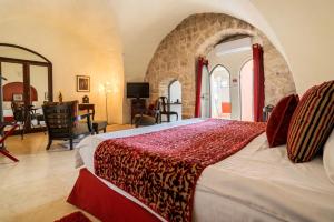 una camera da letto con un letto grande in una stanza di Artists' Colony Inn Zefat a Safed