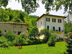 una casa y un edificio en un campo en Agriturismo Casa Brunori, en Foligno