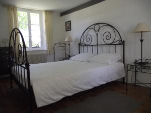 Postel nebo postele na pokoji v ubytování Les Portes des Froises