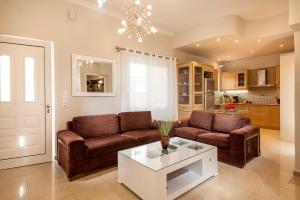 Sala de estar con 2 sofás y mesa de centro en Eleni Apartments en La Canea