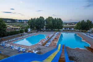 The swimming pool at or close to Holiday Resort