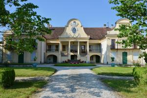 MathodChâteau de Mathod Chambres d'hôtes的一座前方有小路的老房子
