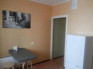 イヴァノヴォにあるМосковский Микрорайонのテーブル付きの部屋、壁に自転車を設置した部屋