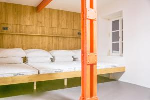 ホルニー・マラー・ウーパにあるPivovar Trautenberkの二段ベッド2組が備わる客室です。