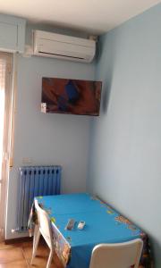 ein kleines Zimmer mit einem blauen Tisch und einem Stuhl in der Unterkunft casa vacanze Martinsicuro in Martinsicuro