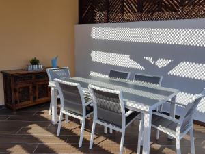 マルベーリャにあるApartment Duplex Las Arenasの白いテーブルと椅子