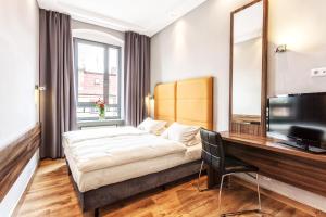 a hotel room with a bed and a desk at Grand Boutique Hotel - dawny Hotel Kaliski Ratuszowy in Rzepin