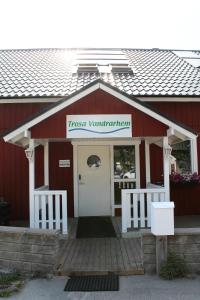 a red building with a sign that reads tapse vanderbilt at Trosa Vandrarhem in Trosa