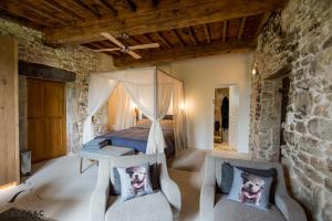 Tempat tidur dalam kamar di Domaine de Gressac