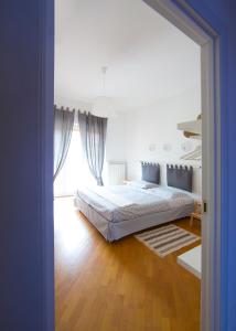 um quarto com uma cama e uma grande janela em BIBA casa vacanze em Omegna