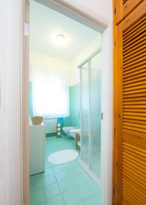 La salle de bains est pourvue d'une douche et d'une porte en verre. dans l'établissement BIBA casa vacanze, à Omegna