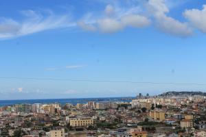 - une vue sur la ville avec ses bâtiments et l'océan dans l'établissement Hotel Aleksandrus Jardin, à Durrës