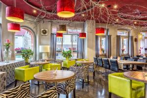 a restaurant with tables and chairs and colorful lights at Grand Boutique Hotel - dawny Hotel Kaliski Ratuszowy in Rzepin