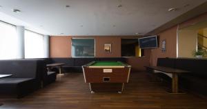 Biliár nebo kulečník v ubytování Peoleo Hotell