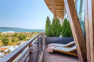 een balkon met uitzicht op de oceaan bij Galeon Residence & SPA in Sunny Beach