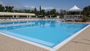 Bazén v ubytování Sereno Camping Holiday nebo v jeho okolí