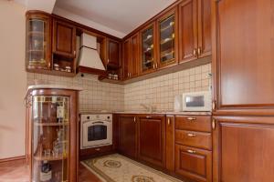 cocina con armarios de madera y nevera en Residence Lamba, en Radanovići
