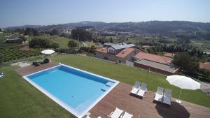 an overhead view of a swimming pool in a yard at Hotel Rural Quinta das Quintães in Penafiel