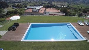 una vista aérea de una piscina en un césped en Hotel Rural Quinta das Quintães, en Penafiel