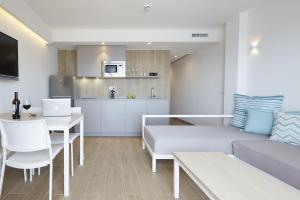 uma sala de estar com um sofá e uma mesa em Don Cesar Boutique Apartments em Benidorm