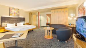 TV a/nebo společenská místnost v ubytování ABACUS Tierpark Hotel