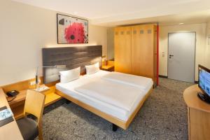 Postel nebo postele na pokoji v ubytování ABACUS Tierpark Hotel